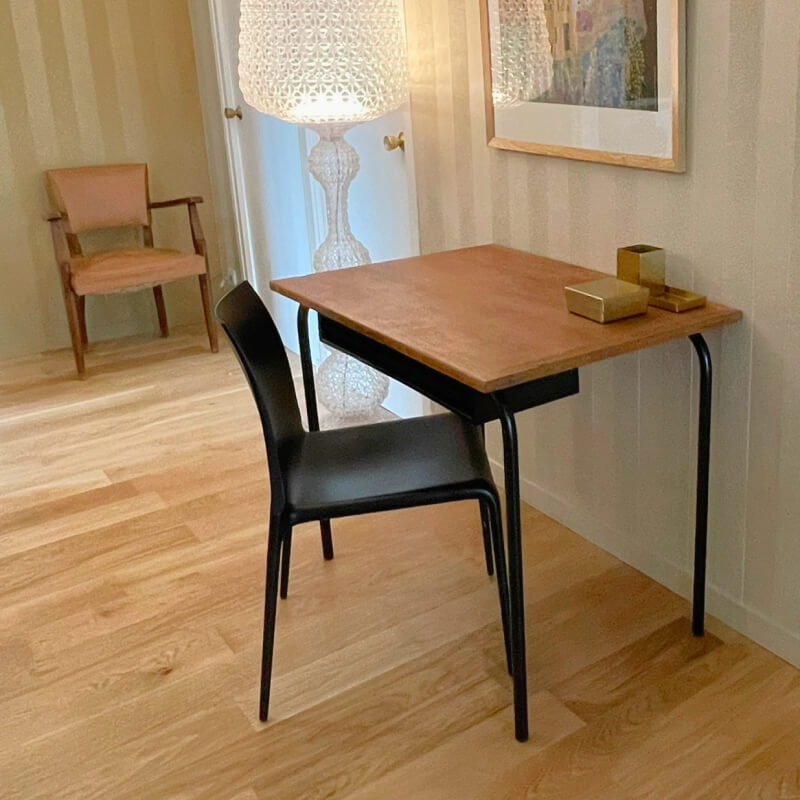 Meubles vintage dans un décor subtilement décoré avec un bureau en bois