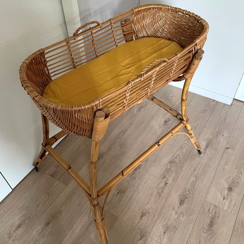Couffin vintage en rotin sur support