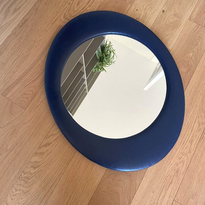 Miroir mural ovale années 1970 skaï bleu